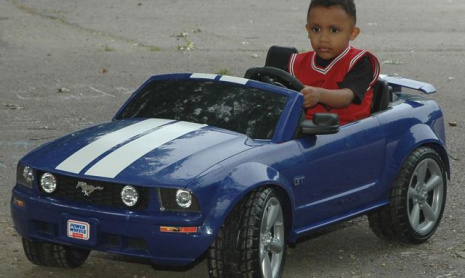 Малыш дрифтит на мини Mustang